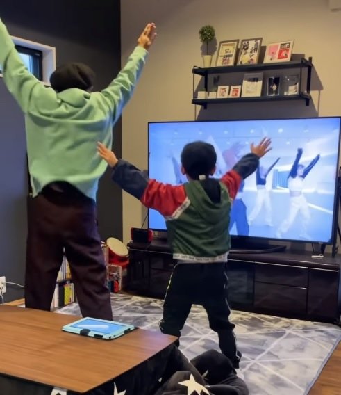 BTS&TWICEを完コピする父と息子に世界中から反響「踊りキレッキレ」「息ぴったり」