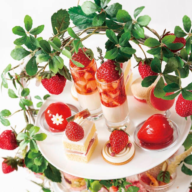 真っ赤ないちごに“白”が映える。リーガロイヤルホテル東京「苺のアフタヌーンティー“エメ・ブラン”」を実食レポート