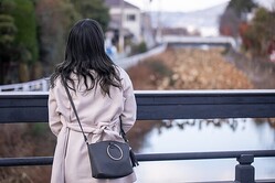 「今の日本はまだまだ女性に負担が多いから」と結婚しない理由を語る女性