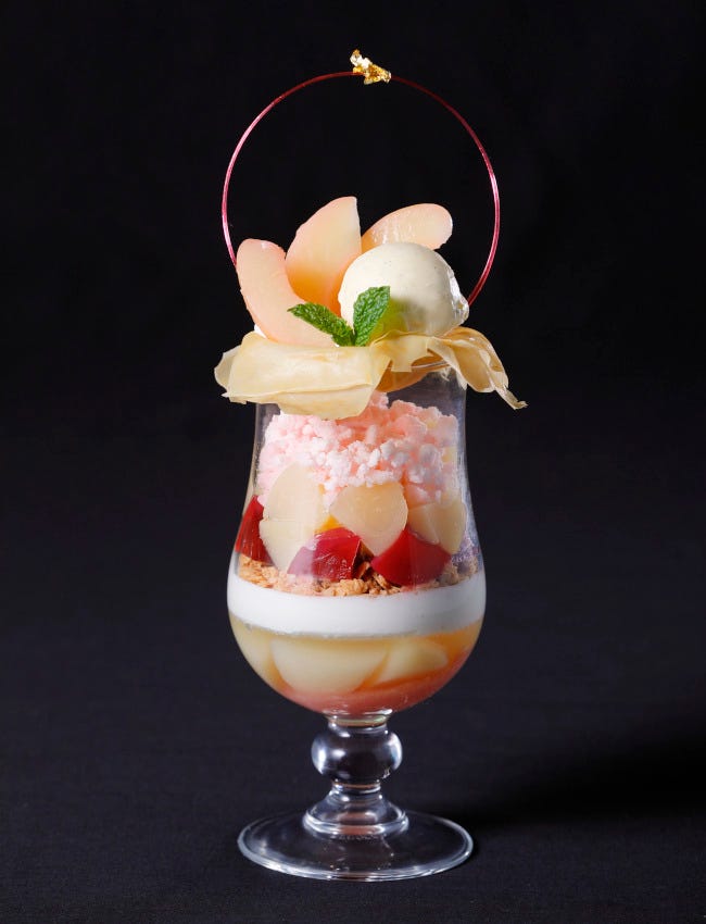 桃にマンゴー、パイン。夏のフルーツが芸術的なパフェ＆デセールに。名古屋東急ホテル「グリンデルワルド」