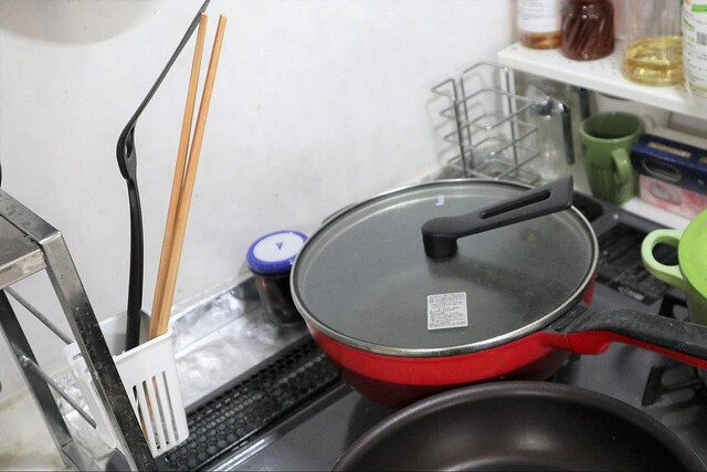 【ダイソー・セリア】狭いキッチンが使いやすく！調理器具や食器の「空中収納」簡単アイデア集