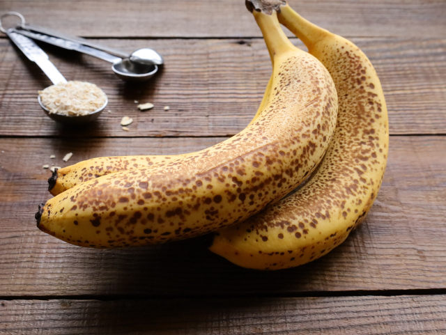 小麦粉もオイルも不使用！混ぜて焼くだけ♪完熟バナナとクルミのオートミールパウンドケーキ