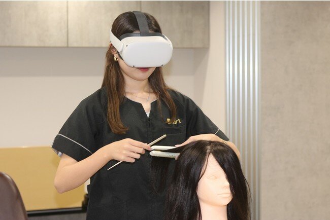 美容師合格者数全国NO.1専門学校における『 ICT教育 』の導入について（VR教材・Swipe Videoの新規導入について）