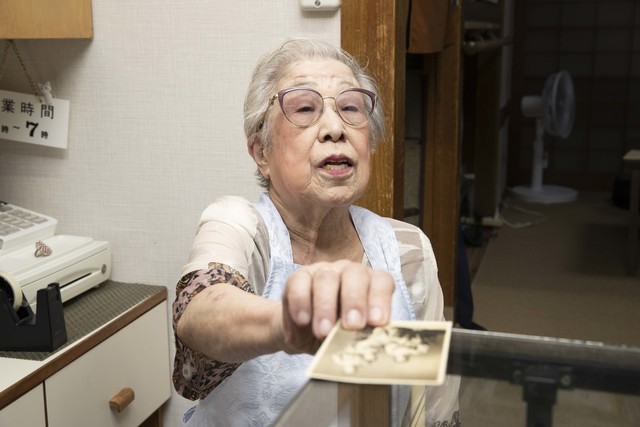 浅草つくだ煮店“93歳の看板娘” インスタでバズるまで商売歴「80年以上」の現役ぶり