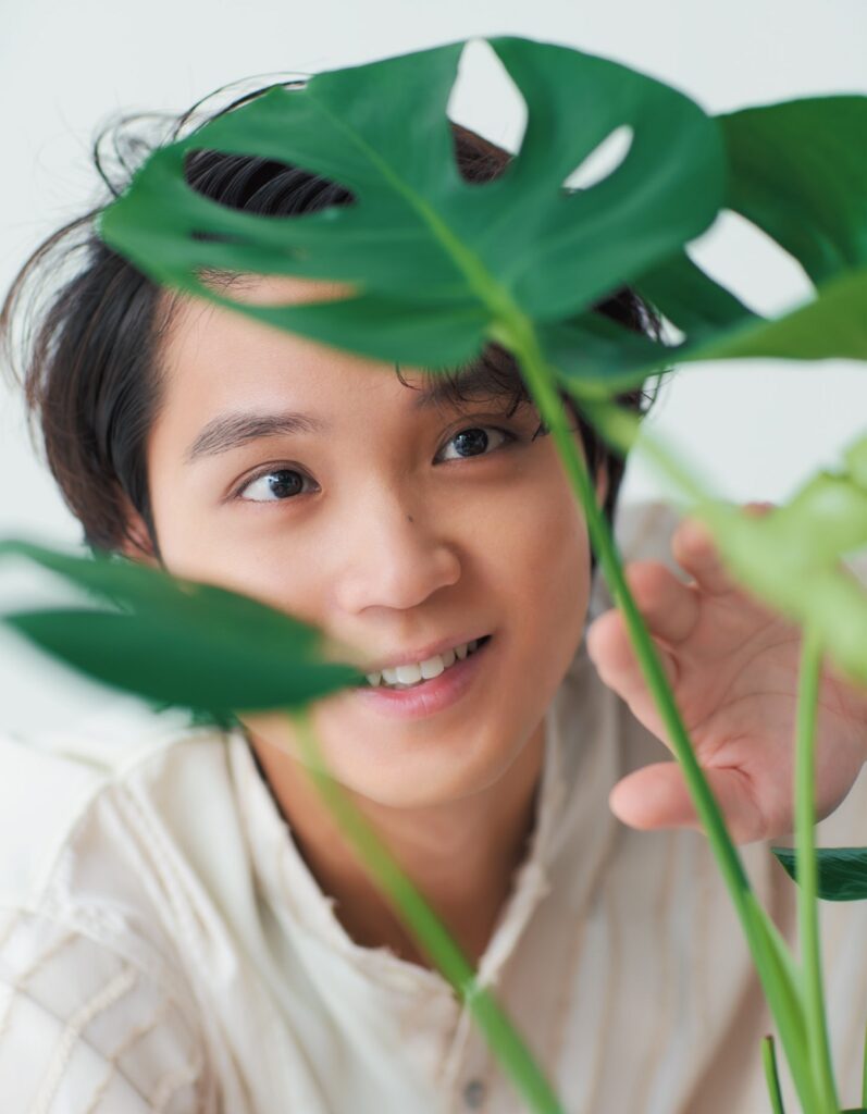 磯村勇斗「僕の朝は植物との会話から始まります」 観葉植物との暮らしぶりを語る