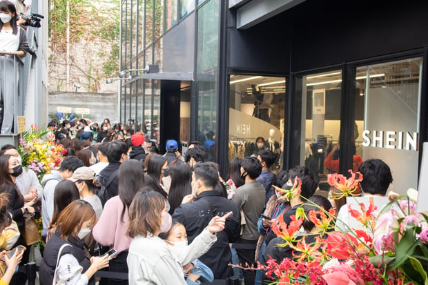 シーイン初の常設店舗「SHEIN TOKYO」がオープン、開店前に150人以上が行列