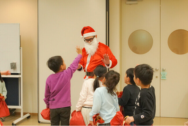 【TCBクリスマスプロジェクト】TCB東京中央美容外科のドクターが、児童養護施設の子どもたちにギフトを届けるサンタクロースに変身。未来ある子どもたちに笑顔を