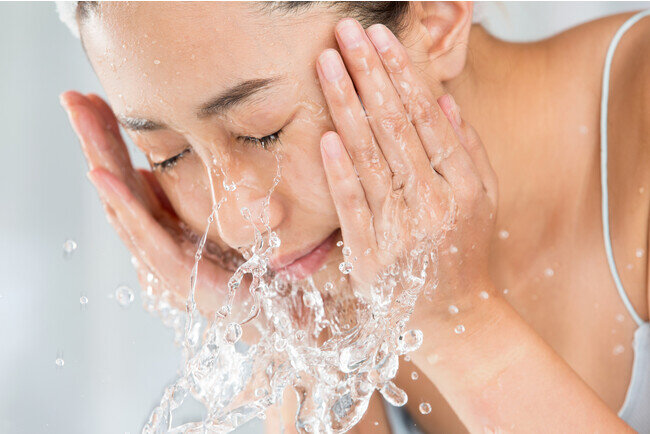 20代女性の半数が、毎朝顔を洗っていない
