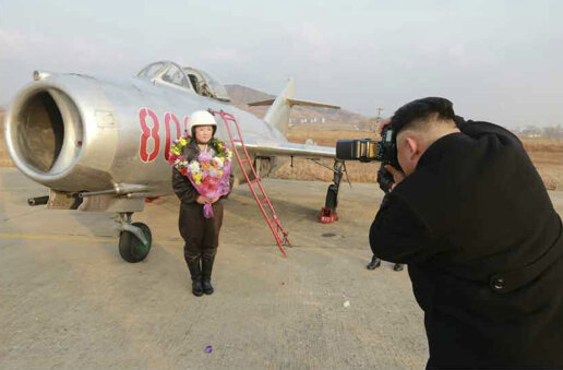 タダ働きの強要に怒る北朝鮮の理髪師とカメラマンたち