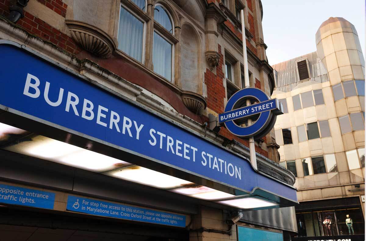 ロンドンの地下鉄、ボンド・ストリート駅が「バーバリー・ストリート」に変身!