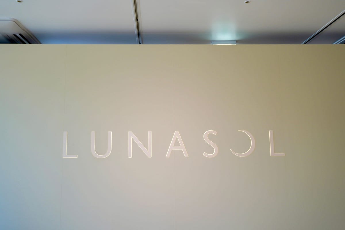 LUNASOL25周年限定「アイカラーレーション」が絶妙な美しさ – 青山で開催中の"アニバーサリーイベント"でタッチアップも