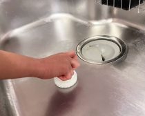 面倒なキッチンのシンク洗い…“最適解”を318円で発見！汚れにも洗剤にも手が触れない
