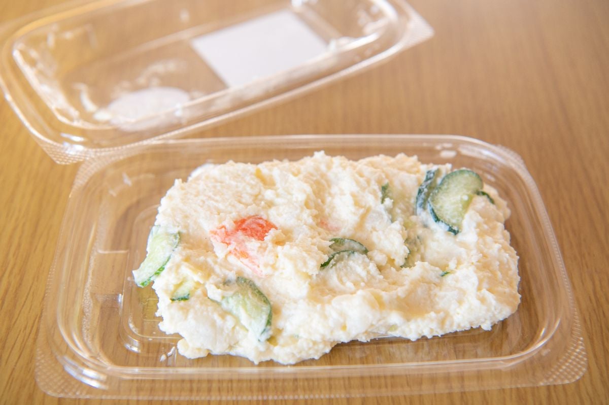 買ってきた総菜を食卓へ→「トレーのまま」？ 「お皿に移し替える」？ ママたち1000人超の“リアル回答”