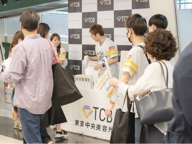 TCB東京中央美容外科が「福岡ソフトバンクホークス」公式戦で美容クリニック初のブース出展、390名が来場