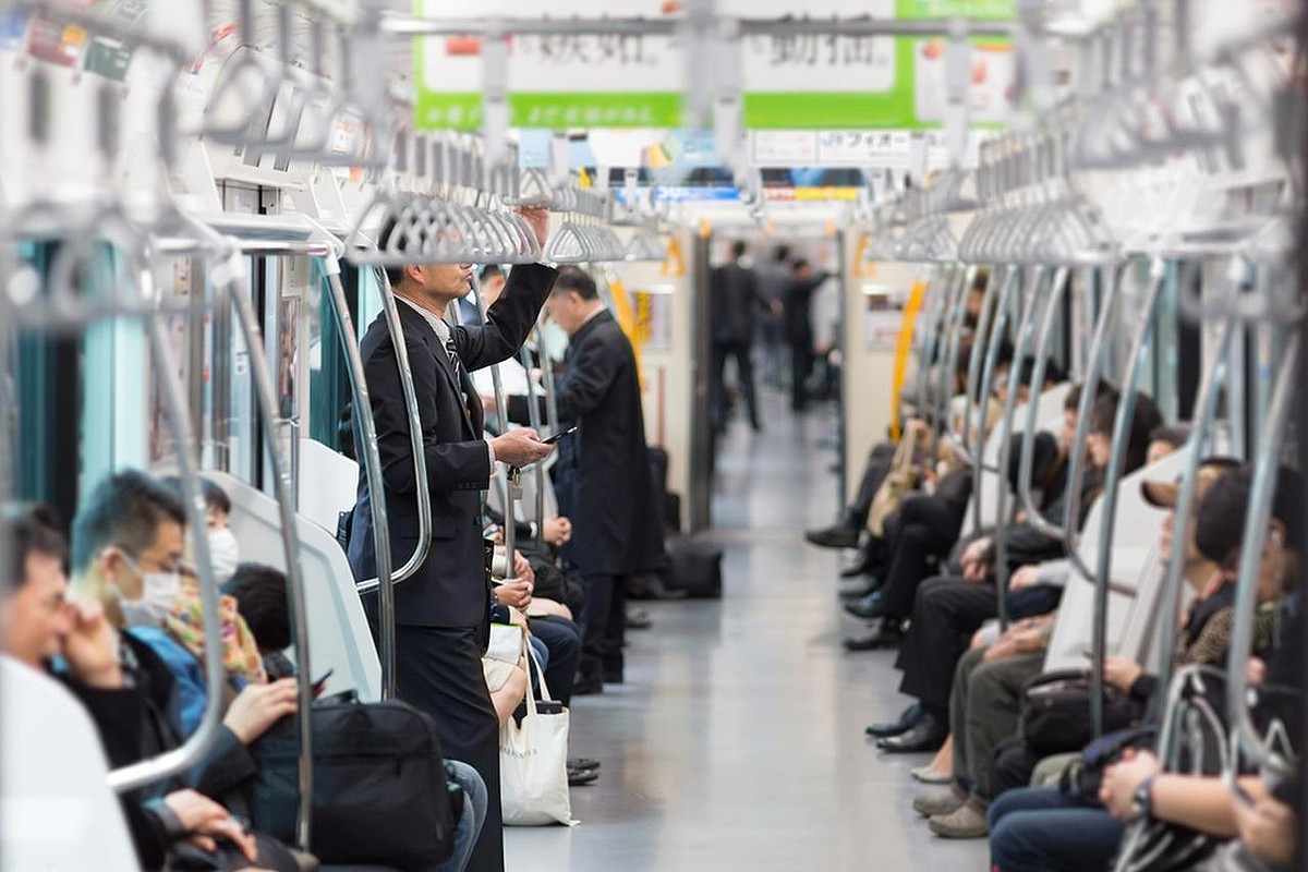 周囲の迷惑をガン無視し、電車内でフルメイクをする女性にドン引き！ → さらに驚愕の光景が！？