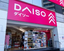 何度もリピ買いしてるダイソーの“謎のフワフワ”が便利すぎ。キッチンで大活躍