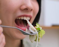 断食に「体に味噌を塗って毒出し」も！あらゆる“自然派”健康法を試した女性が目を覚ました瞬間とは