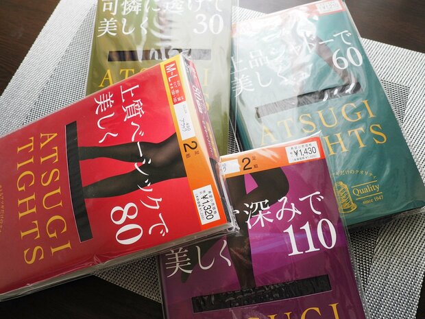 30、60、80、110デニールの「黒タイツ」を履き比べ。暖かさと細見えのバランスがいいのは…