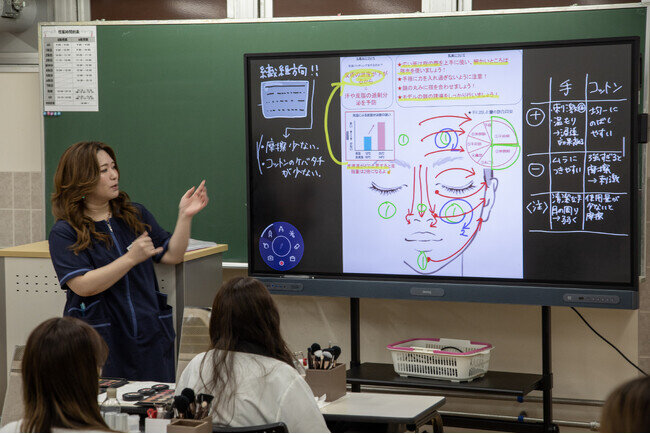 学校法人佐々木学園 東京総合美容専門学校が電子黒板BenQ Boardを導入〜デジタルならではの利便性の高さ、視覚的な学習との相性の良さを評価〜