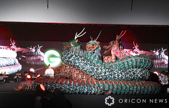 【TGC大阪】ランウェイに「大蛇」…驚き・悲鳴も ファッションイベント、万博で「祭」化