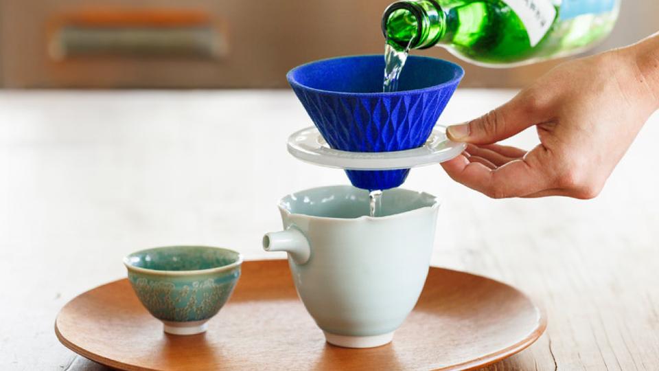 いつものお酒、ろ過でまろやかに。伝統工芸の陶器フィルター「蒼い雫」で晩酌の味変はいかが？