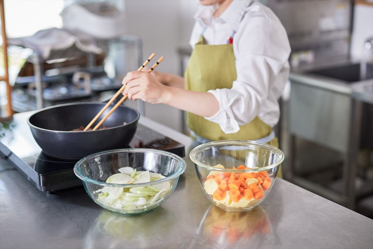 IH用鍋＆フライパン“振る”のNG ガス火用と使用法が異なる 正しい使用法を料理家に聞いた
