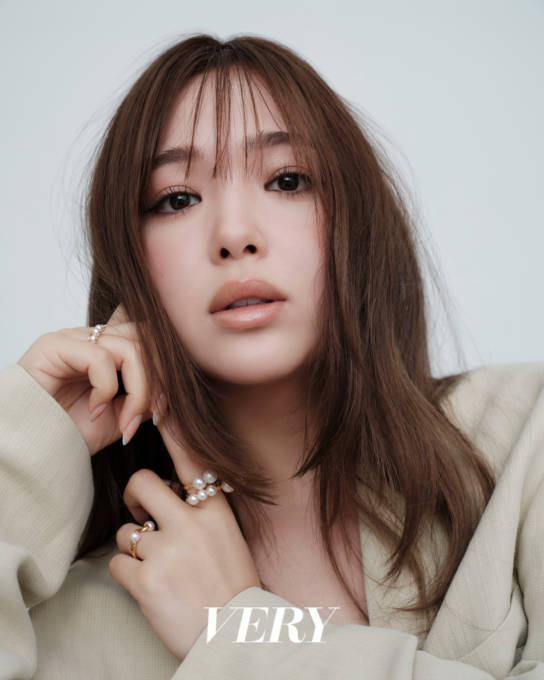 藤田ニコル「カラコンを外して、今までとは違う表情を」大人の魅力あふれる上品メイクSHOT披露