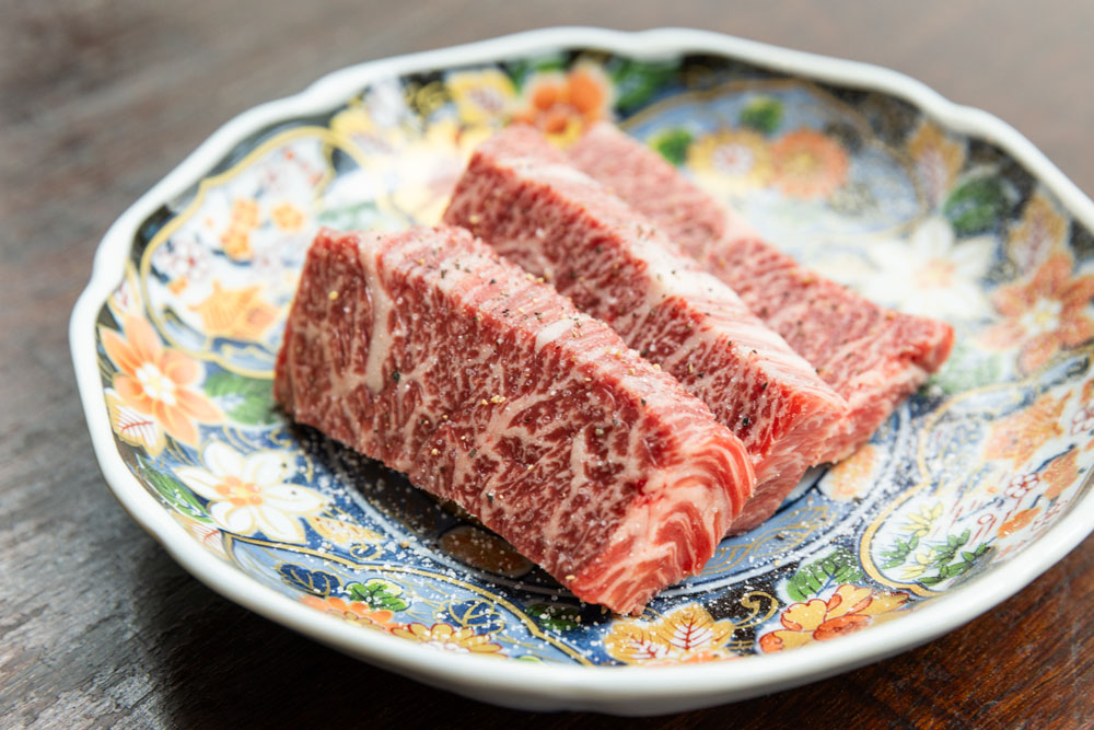 〈食べログ3.5以下のうまい店〉あっさりヘルシーな「オリーブ牛」がメイン！ ホスピタリティにあふれた店主がもてなす穴場焼肉店