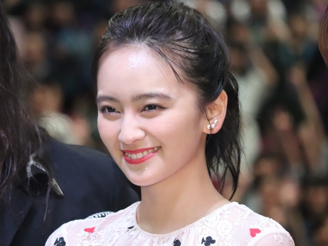 結婚で話題の岡田結実、ニットもシャツも着こなす季節コーデ連発 洗練スタイルに反響