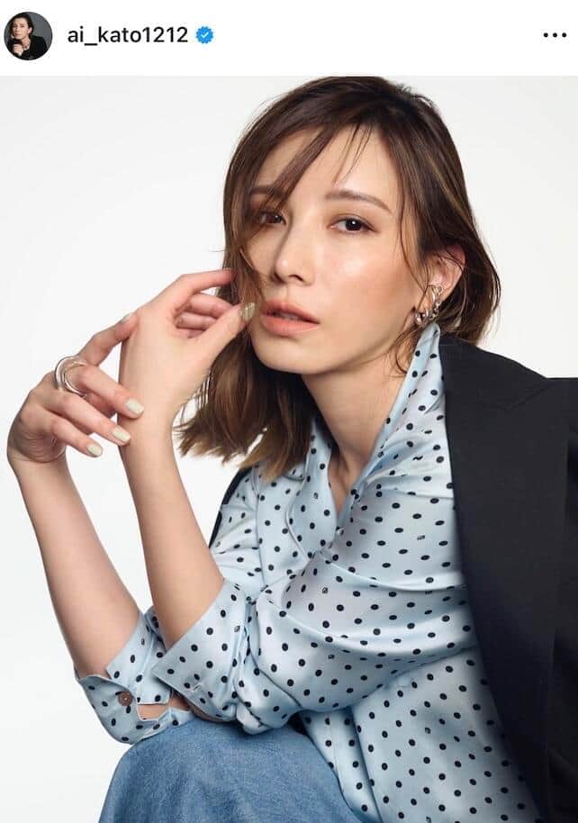「ずーっと美人」3児のママ・加藤あい42歳、「主人のスウェット」着こなす私服姿 エルメス・バーキンを手に