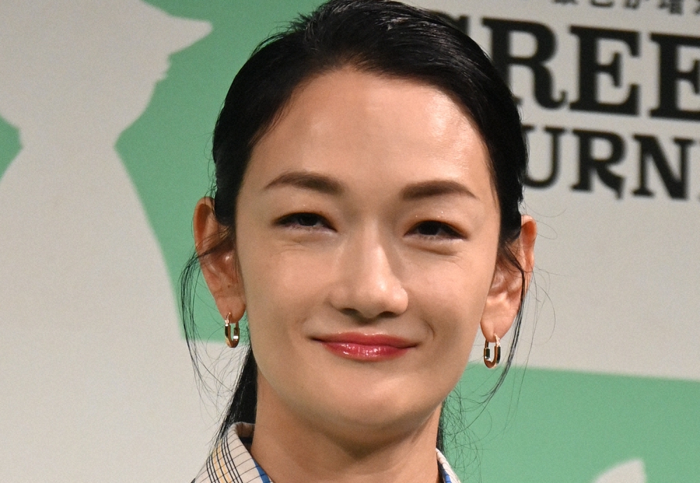 冨永愛「人生初」ロールアップデニム着用を報告 なんと長さ94センチ「作ってくれてありがとう」