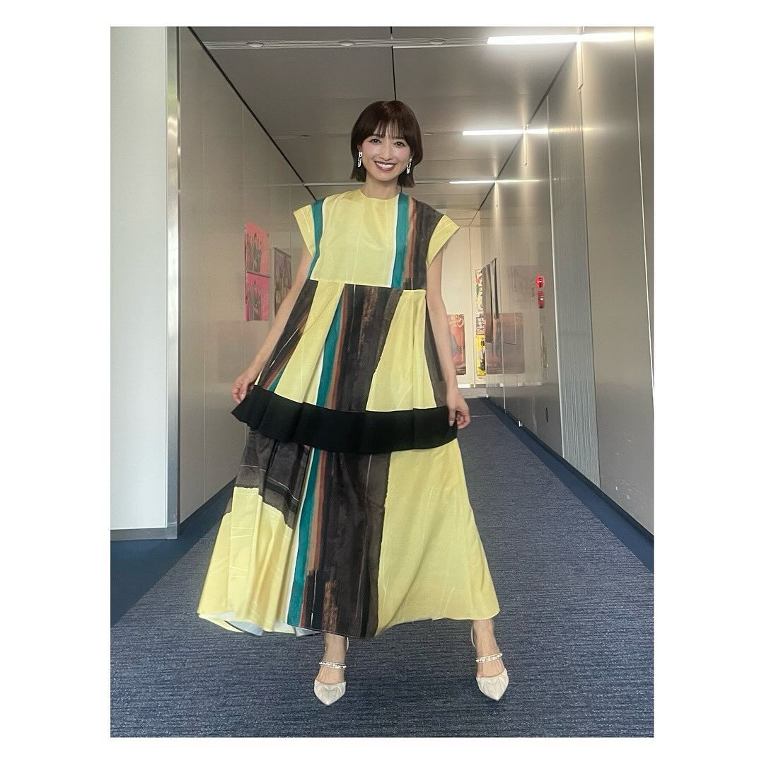 ?奇跡の50代アナ?ド派手ひらひら黄色ワンピ着こなし「万博モッチー」「さすが可愛い」「素敵すぎて見惚れる」