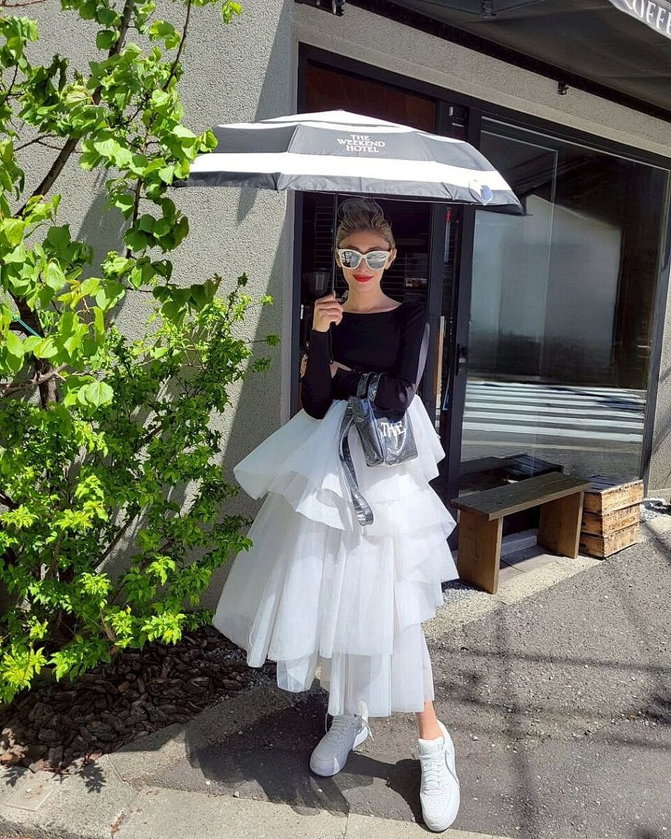 「ローマの休日コーデ」白縁グラサン＆日傘、モノクロワンピの山田優に「オシャレ〜」「トータルコーディネート素晴らしい」と絶賛の声