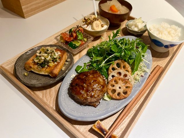 妻の手料理に、夫「外で食べたら1500円くらいしそう」に賛否！？ 褒め言葉のつもりがなぜ…「都内なら4000円は妥当」「旦那さん幸せ者過ぎ」
