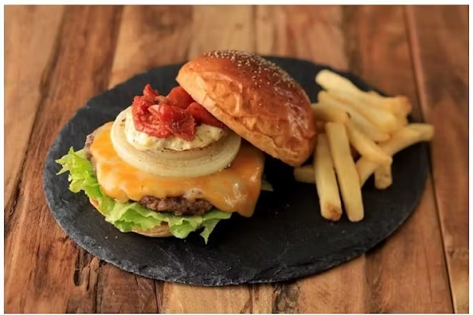 モスバーガー、米国産のチーズを使用した「和牛バーガー コルビージャックチーズ」を「モスプレミアム」2店舗で期間限定発売