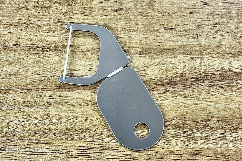 フロスが苦手な方でも簡単に口腔ケアが習慣化できるよう設計されたチタン製フロス交換ハンドル」