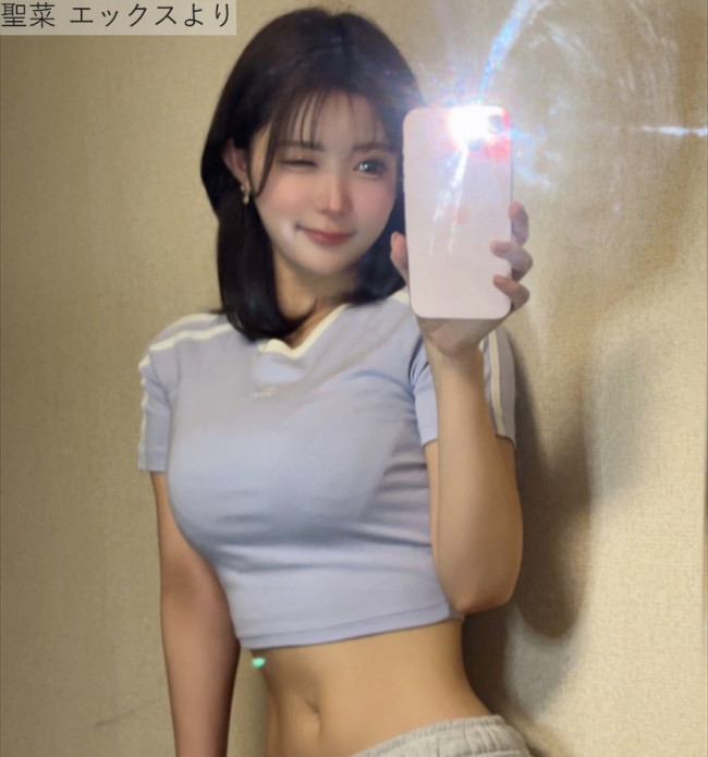 16歳で妊娠・ギャルモデルがスタイル抜群！ 圧倒的な美クビレを披露