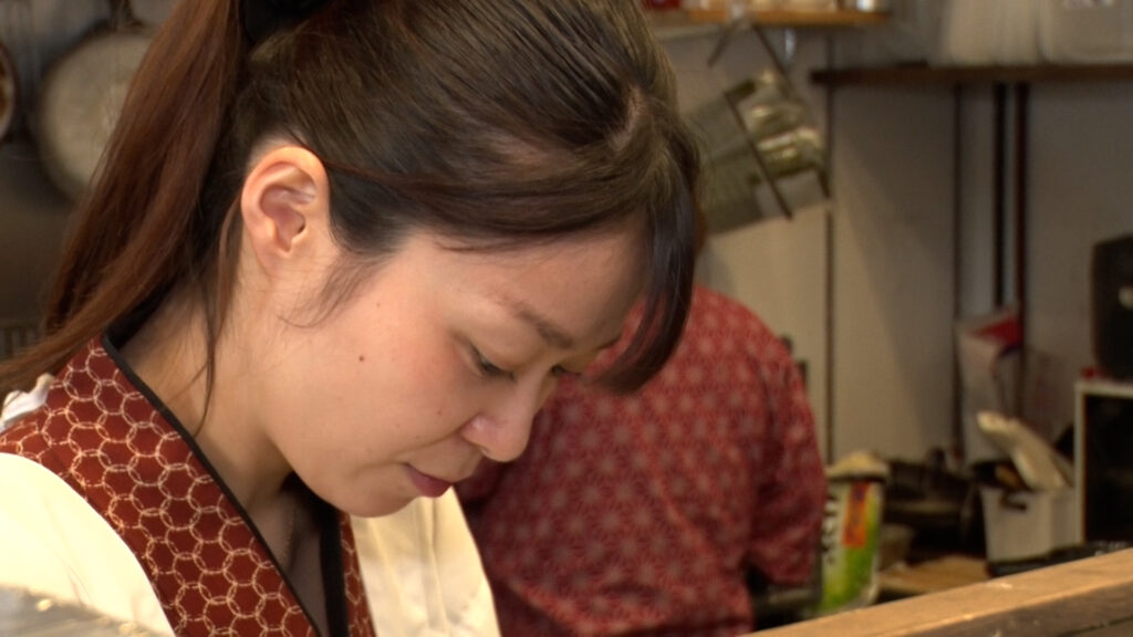 大阪・天満にある“おかわり自由・食べ放題”のおにぎり御前が大人気 大行列の立ち飲み店を切り盛りするポニーテールの若き女性店主