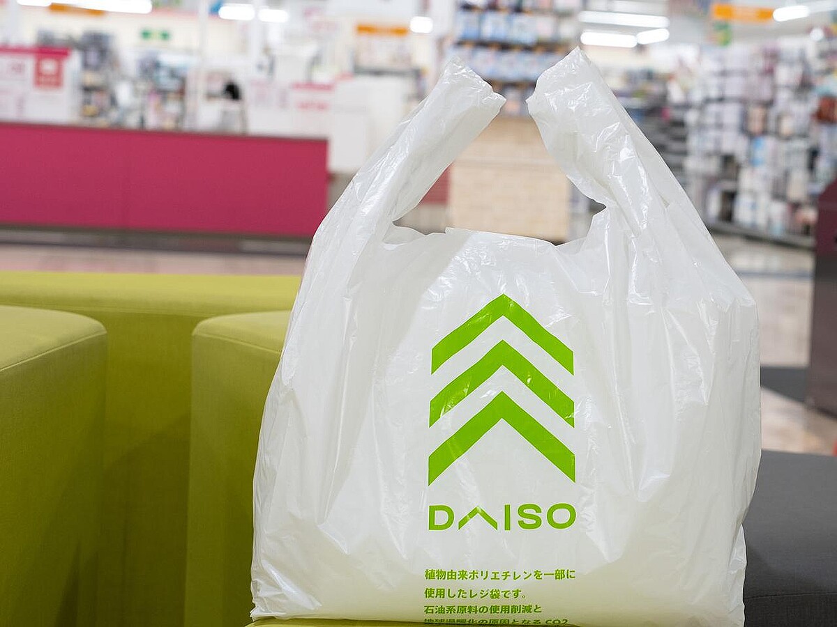 【ダイソーのバッグ】が大当たり！「ペットボトルが転がらない！」「思った以上に入る」だって！