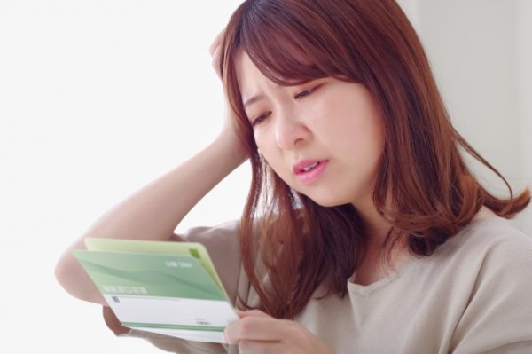 お金があるのに「使えない」…職場に「穴空きニット」着ていく女性の投稿に衝撃も、共感集まる