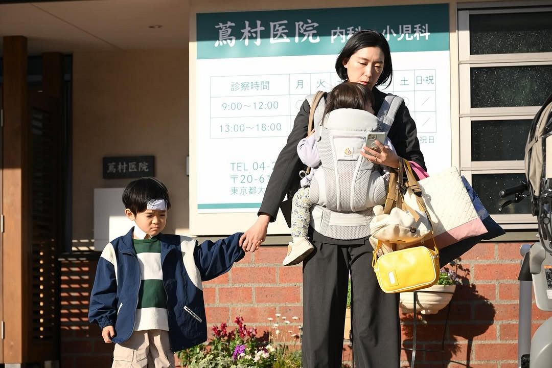 ママ友に風邪の子を預け?対価8万円?に賛否の声「まずベビーシッターでは?」「葛藤が分かりすぎて…」話題のドラマが描く?リアル子育て事情?