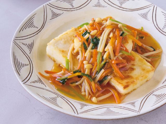 【節約だけど、満腹おかず】肉なしでも家族ウケ抜群！『揚げ焼き豆腐の野菜あんかけ』