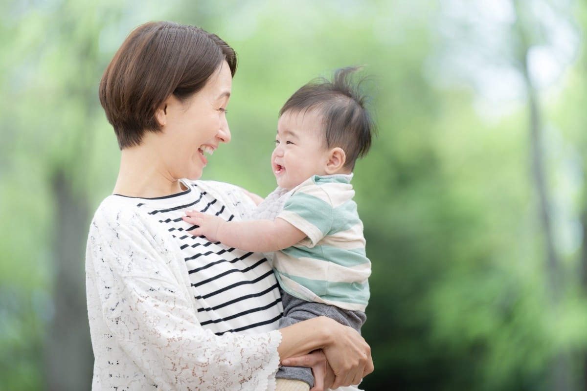 5年前は育児で毎日泣いた母「今は笑える」理由に1万いいね！救世主の正体に「そうなんよ」「楽しいよね」【ママリ】
