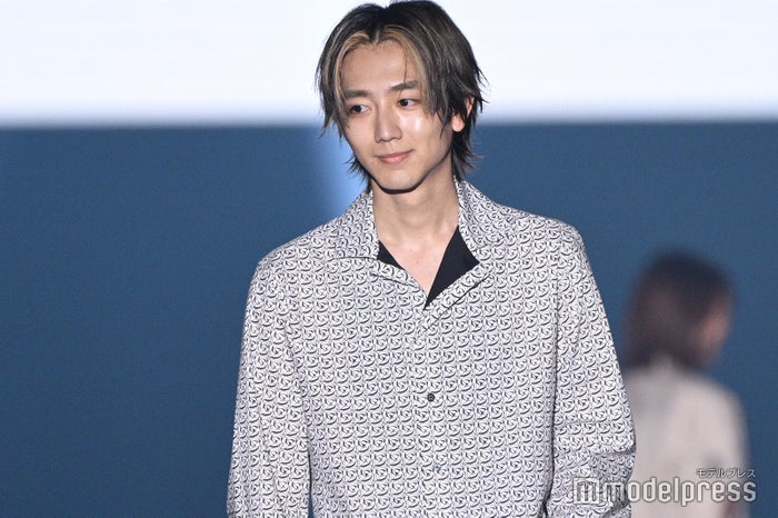 駒木根葵汰、前髪ハイライトの新カラーお披露目 クールにシャツ着こなす【TGC熊本2025】