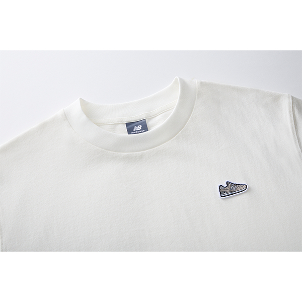 「ニューバランス」はアパレルもおしゃれって知ってた？人気シューズをパッチで表現した“Tシャツ”が気になる！