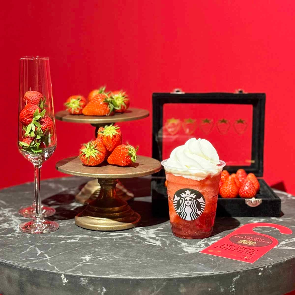 スターバックス新作「THE 苺 フラペチーノ(R)」を先行発売中！渋谷の「スターバックス コーヒー HOTEL THE ICHIGO店」をレポ