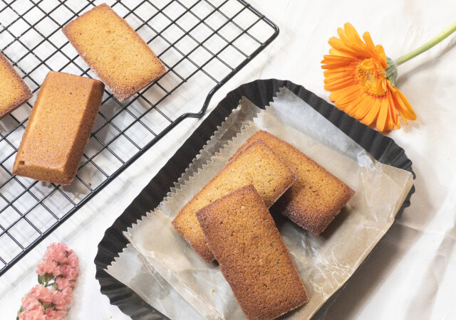 お菓子作り初心者さんでも混ぜるだけで失敗なし！外カリ中ふわ♡簡単フィナンシェのレシピ