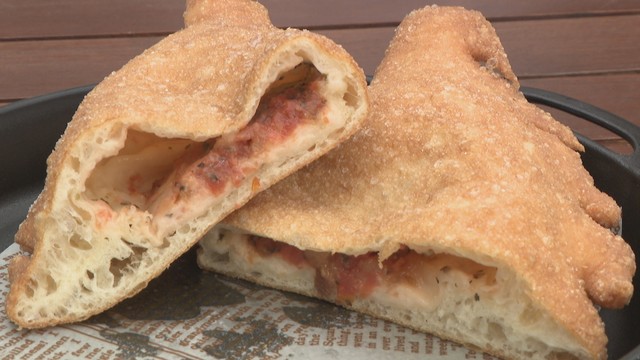 サクふわ食感、中はトロっと濃厚なイタリア生まれの揚げピザ 1日5食限定のビッグサイズも 岡山【ほっとマルシェ】