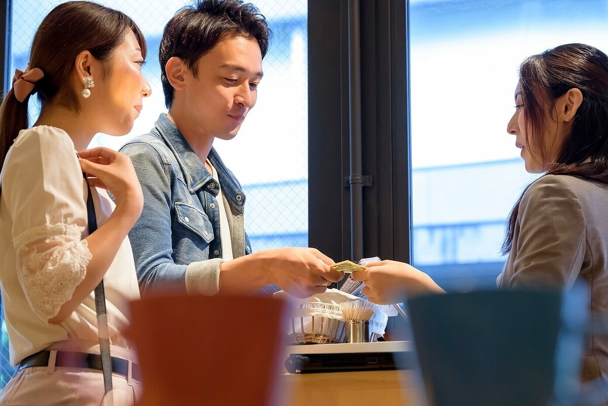 初めてのデート代、いくらが普通？どっちが払う？性別・年齢で分かれる価値観の違い