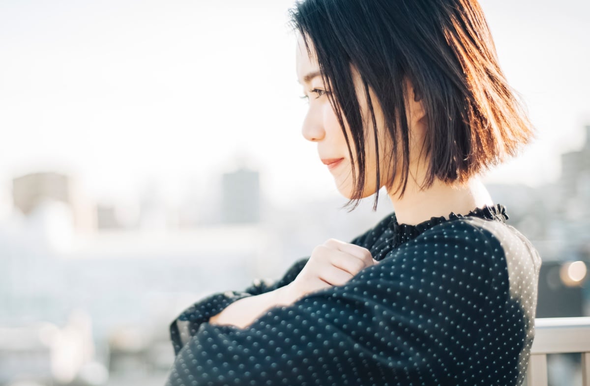 【女性】20代のうちに「やって後悔」したことは何？→「無勉強で投資」「出産」「結婚が早すぎた」…生々しい体験談の数々